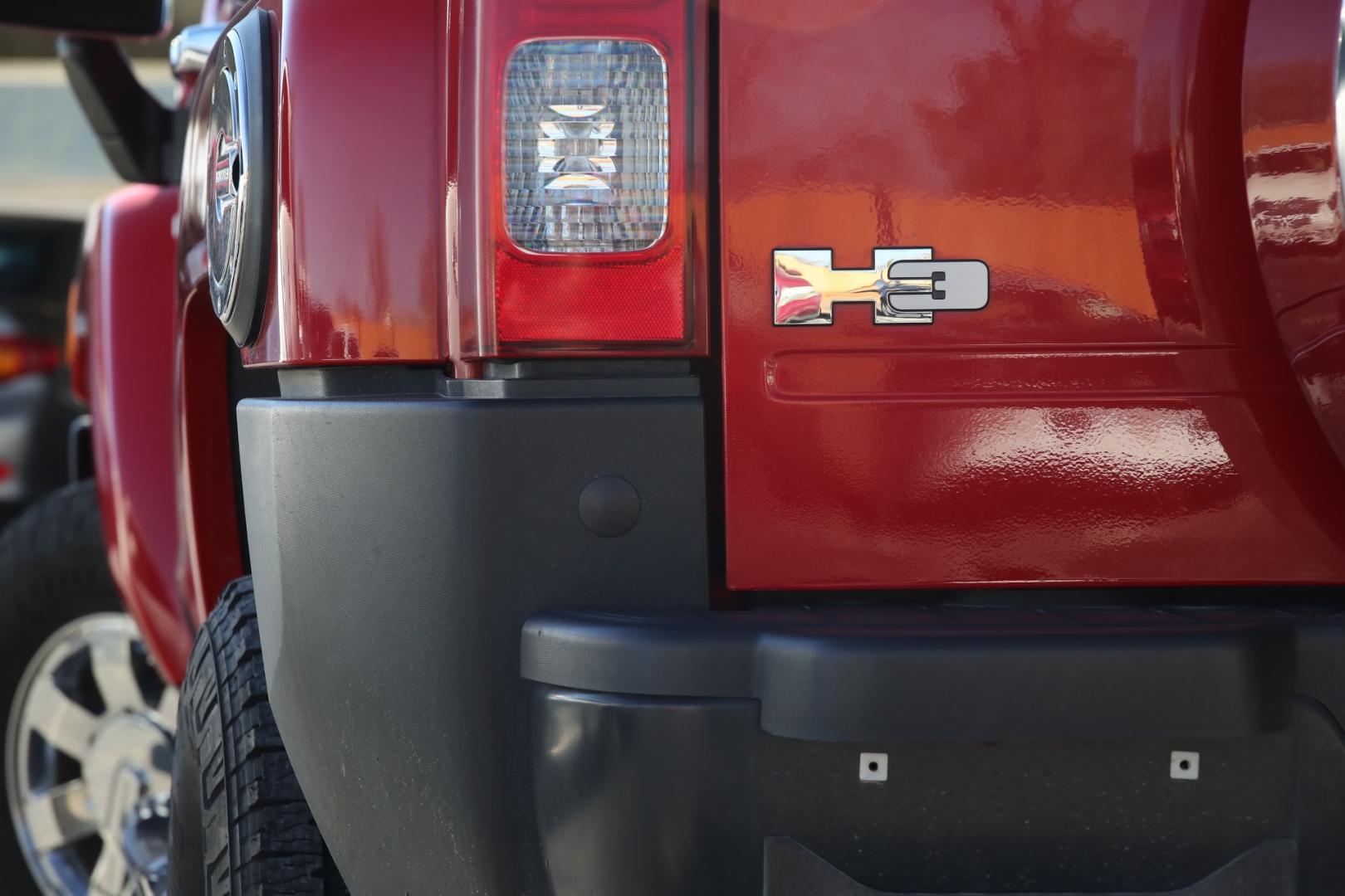 2008 RED HUMMER H3 Base (5GTEN13E188) with an 3.7L L5 DOHC 20V engine, 4-SPEED AUTOMATIC OR 5-SPEED MANUAL transmission, located at 420 E. Kingsbury St., Seguin, TX, 78155, (830) 401-0495, 29.581060, -97.961647 - Photo#6